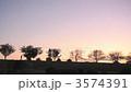 夕暮れ時の土手 3574391