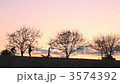 夕暮れ時の土手 3574392