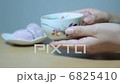 A woman's gesture with a tea room 6825410