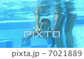 Swimming under water 7021889