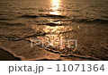 夕陽と波 11071364