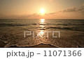夕陽と波 11071366
