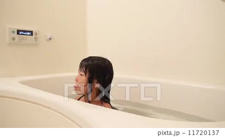 お風呂に入る子供の動画素材 [11720137]