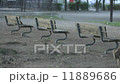公園のベンチ３つ 11889686