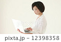 パソコンをする女性 12398358