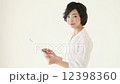 タブレットと女性 12398360