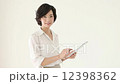 タブレットと女性 12398362