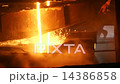 The liquid metal is poured into molds 14386858