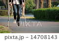 松葉杖で移動する 14708143