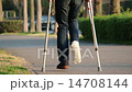 松葉杖で移動する 14708144