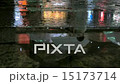 在水坑和城市景觀中反映的人和___遮陽傘2 15173714
