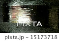 在水坑里，下著雨（波紋）和反射光1 15173718