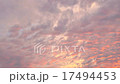 改變顏色從在早晨煥發的流動的雲彩紅色 17494453