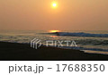 日出反映了日出後衝擊海灘的海浪 17688350