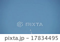 飛行的空中云飛行從飛機下面飛行 17834495