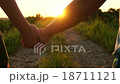跟隨孩子（兄弟姐妹）手的UP用手朝著夕陽行走的軌道 18711121