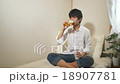 男性喝啤酒 18907781