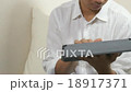 經營平板電腦的男士 18917371