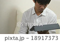 經營平板電腦的男士 18917373
