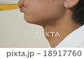 男性喝啤酒 18917760