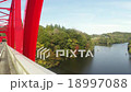 亀山湖にかかる赤い橋と湖畔の風景（11月末） 18997088