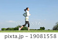 ジョギングする女性 19081558