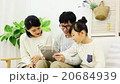 タブレットを使う家族 20684939