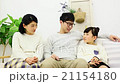 ソファーに座って話しをする家族 21154180