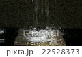 滴り落ちる噴水の水 22528373