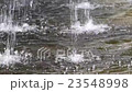 滴り落ちる噴水の水 23548998