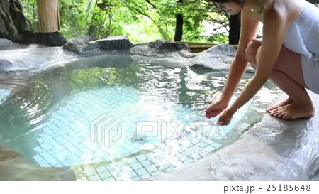天然温泉　温泉につかる女性　入浴シーン　女子旅　温泉宿　貸切露天風呂　旅行の動画素材