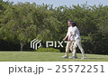 走一個新鮮的綠色公園的資深夫婦，在胳膊的走的胳膊 25572251
