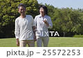 走一個新鮮的綠色公園的資深夫婦，在胳膊的走的胳膊 25572253