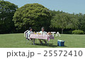 用餐與刷新的晴朗的草坪的資深夫婦 25572410