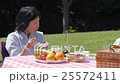 用餐與刷新的晴朗的草坪的資深夫婦 25572411