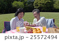 享受飯食和圖片的資深夫婦與刷新的晴朗的草坪 25572494