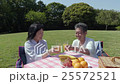 在陽光明媚的草坪上，一對夫婦敬酒吐司 25572521