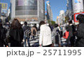 渋谷 ハチ公前交差点の雑踏（オフフォーカス） 25711995