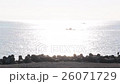 岸近くを横切る船舶　漁船　船　キラキラ 26071729