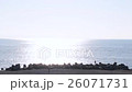 朝の海岸散歩　しらす船と人物　広い海 26071731