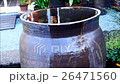 夏素材・柿田川公園内に引いた湧水の湧き出る甕と水の音・横位置 26471560