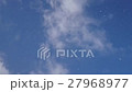 晴れ空に降る雪 27968977