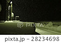 雪の降りしきる　駅ホーム 28234698