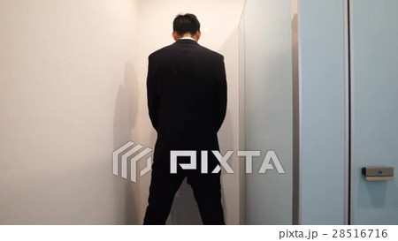 医療系素材　トイレ　男性　小便　FIXの動画素材