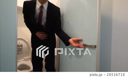 盗撮 下痢 トイレへ駆け込む男性 腹痛 お腹をおさえる 下痢 FIXの動画素材 [28516718] - PIXTA