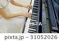 Female pianist playing the piano close-upの動画素材 [31052026]