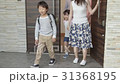 動画素材　玄関　家族　見送り　いってらっしゃい　親 31368195