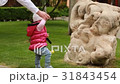 Mum learns the cute baby-girl to go to the city 31843454