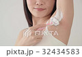 脇のムダ毛を剃る女性の動画素材 [32434583]
