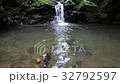 小さな滝 32792597